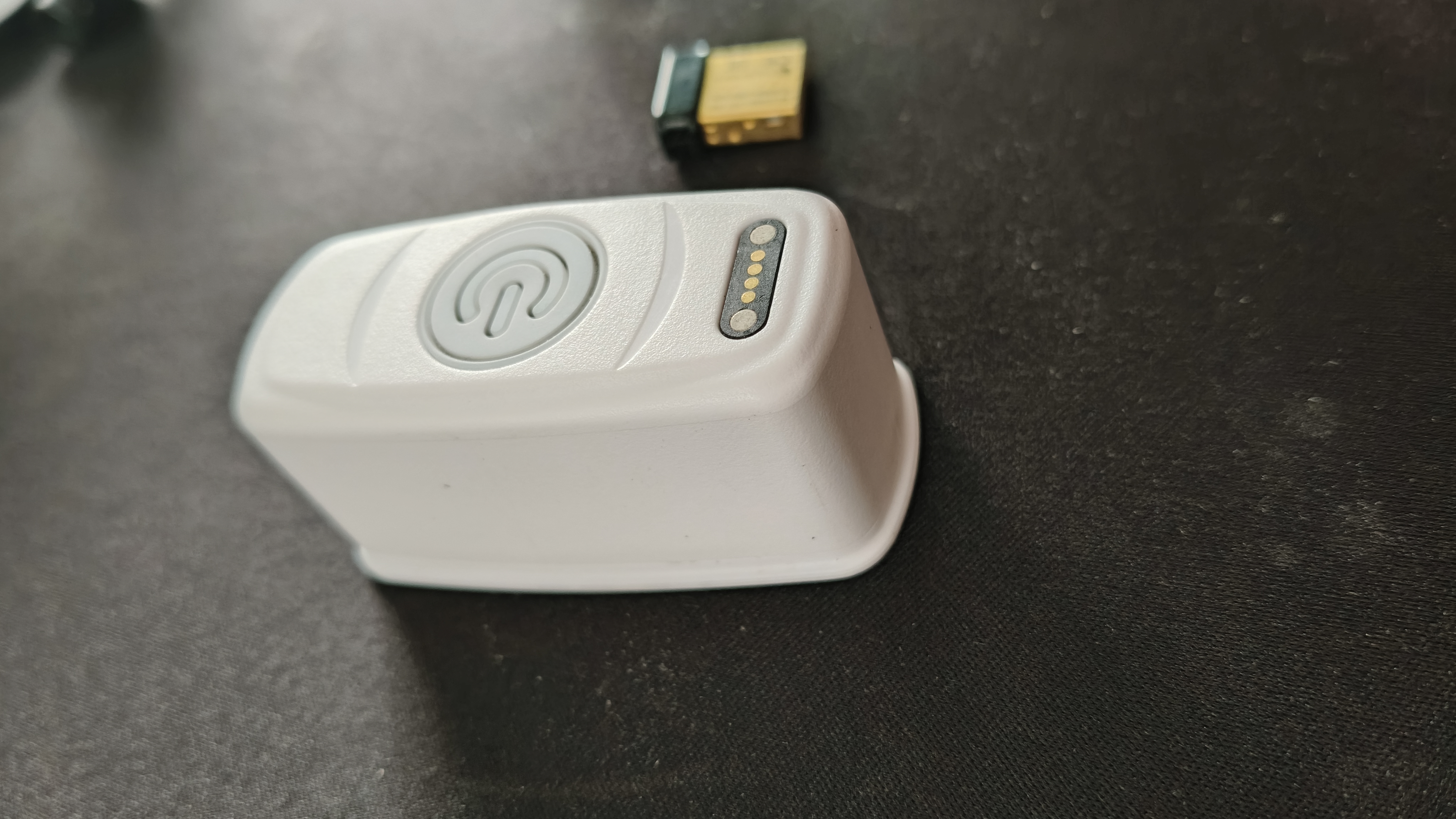 RayFocus 2 光動能按摩機主機特寫，白色機身與一鍵操作按鍵